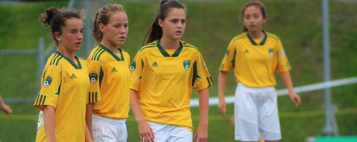 Trois filles sur un terrain de soccer aux Jeux du Québec
