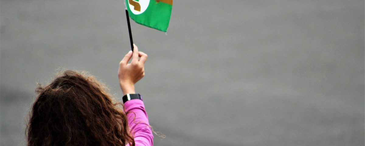 Jeune fille avec le drapeau de la délégation estrienne des Jeux du Québec