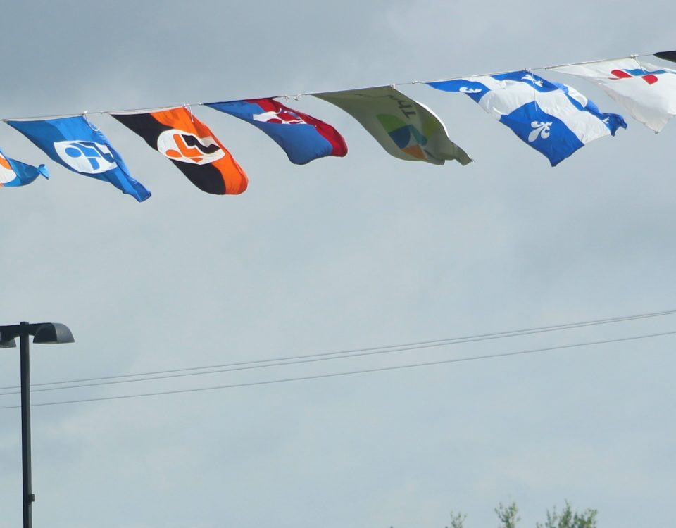Les drapeaux de l'ensemble des délégations présentes aux Jeux du Québec